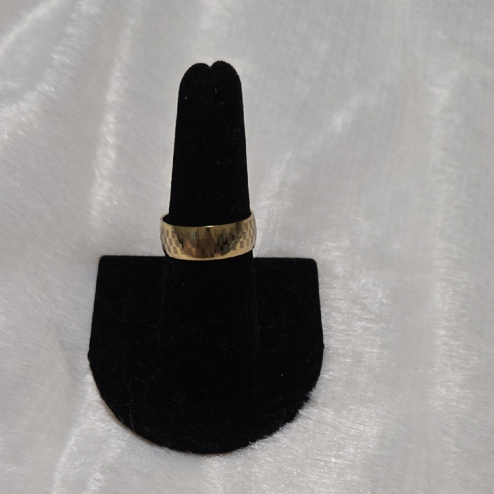 Gold Patterned Ring.Size 8.